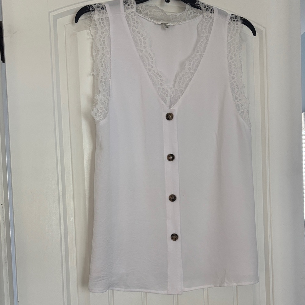 JODIFL White Sleeveless Lace Button Top